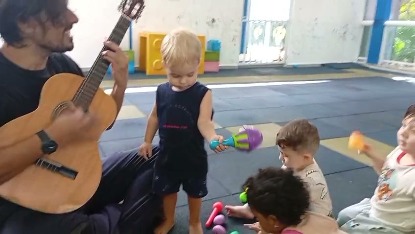 Atividade de Musicalização na Escola Montessoriana