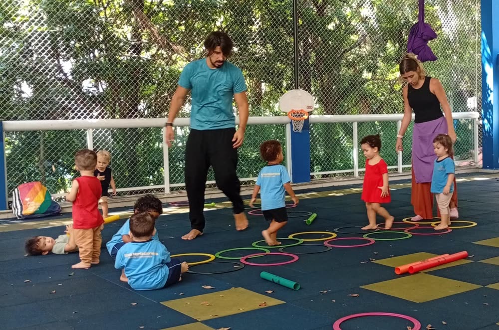 Atividade de Dança e movimento na Escola Montessoriana