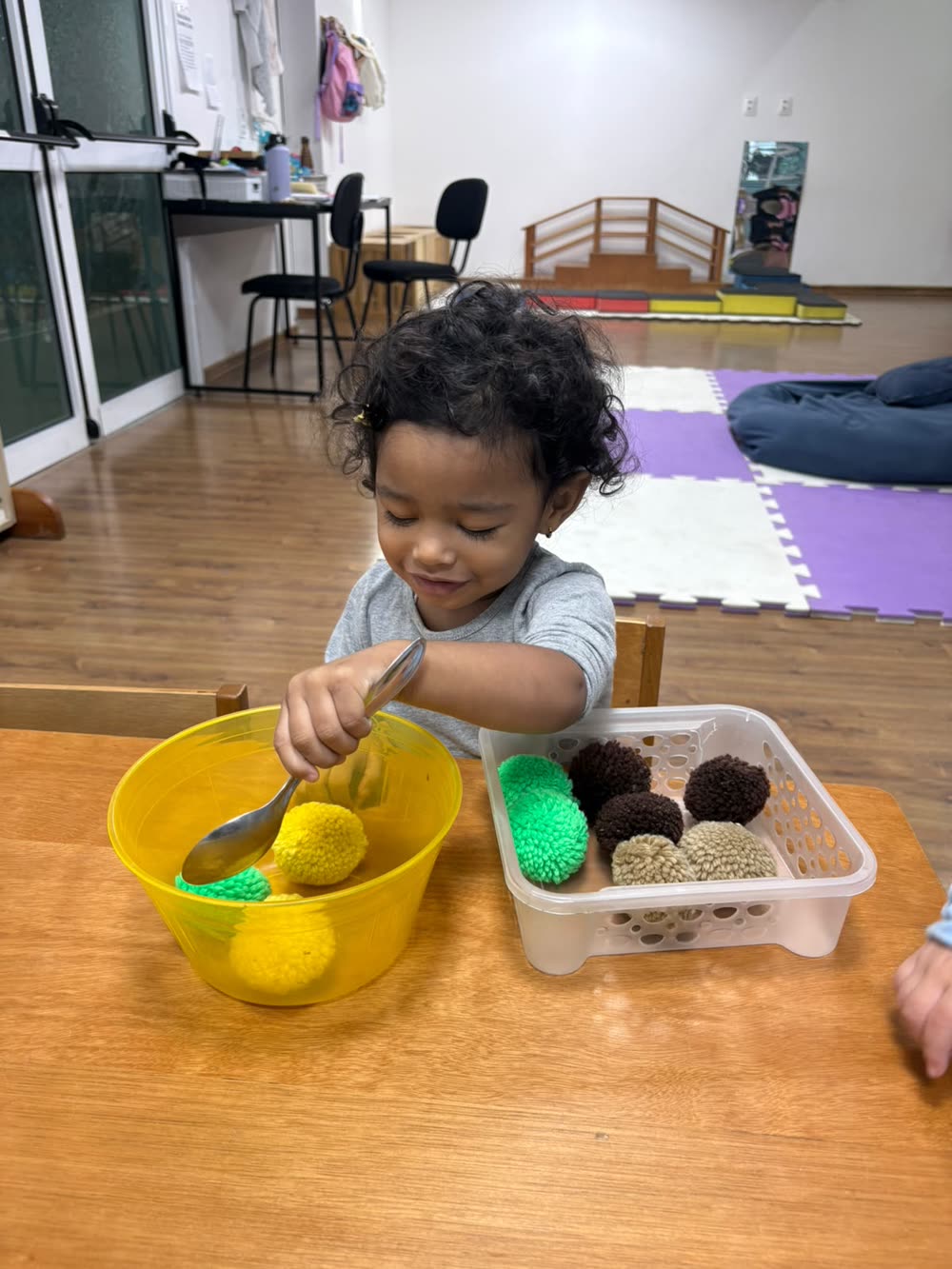 Bébé souriant pendant une activité à l'Escola Montessoriana — à cet âge, l'anglais s'apprend en jouant, sans coût de temps