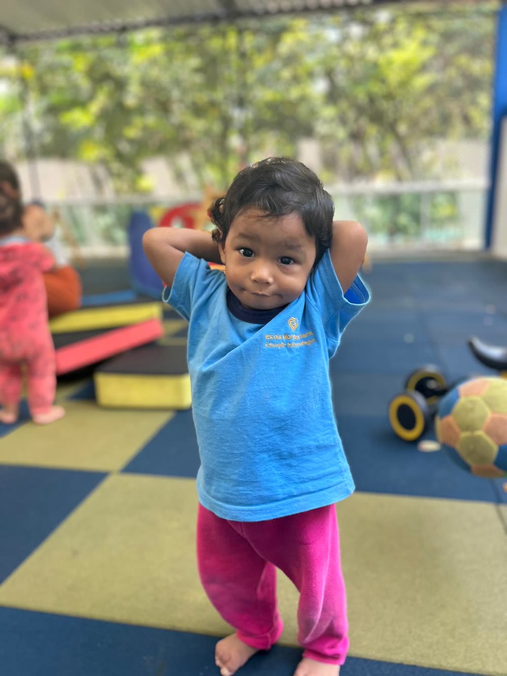 Bébé de l'Escola Montessoriana jouant dans la cour, au sommet de la période d'absorption du langage