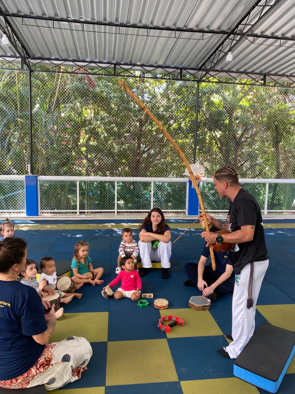 Atividade de Capoeira na Escola Montessoriana