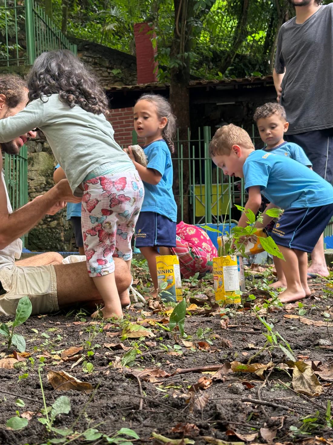 Criança plantando na horta da escola
